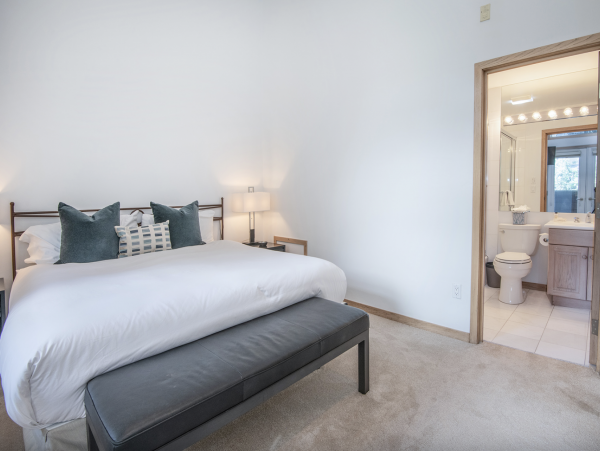 Luxury Vail Village 4 Bedroom Vacation Condo - Walk to Lifts